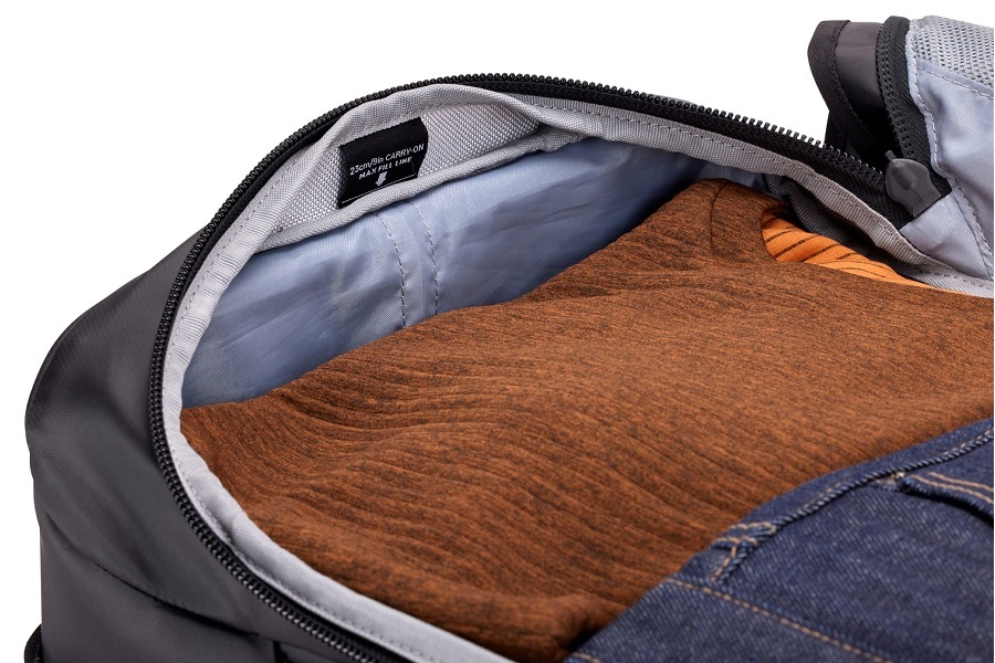 THULE Chasm Carry On gurulós bőrönd 40 l fekete (TCCO222)